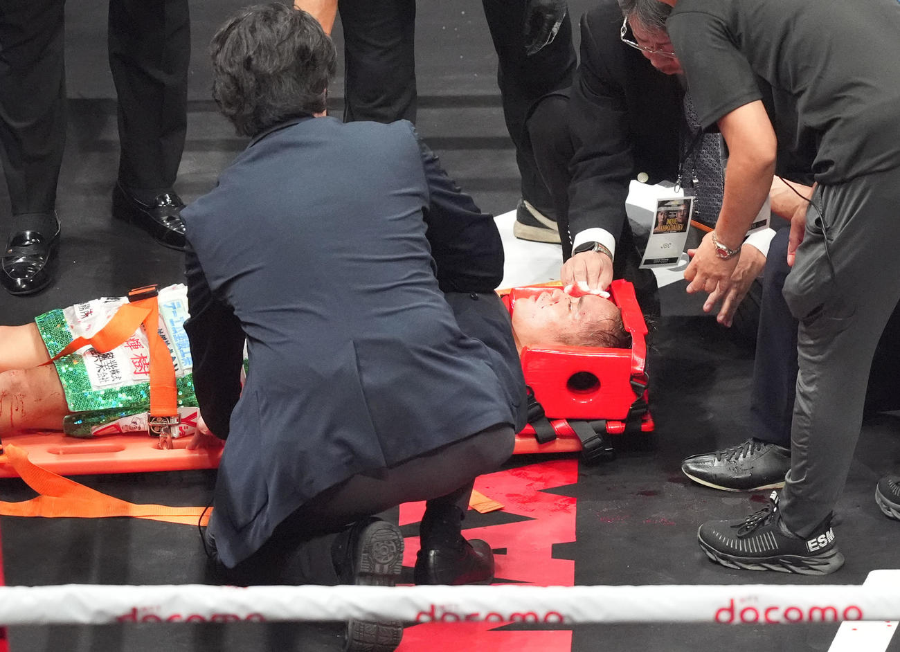 5回、高田はバッティングによる負傷で試合続行不可能となり担架で退場する（撮影・森本幸一）