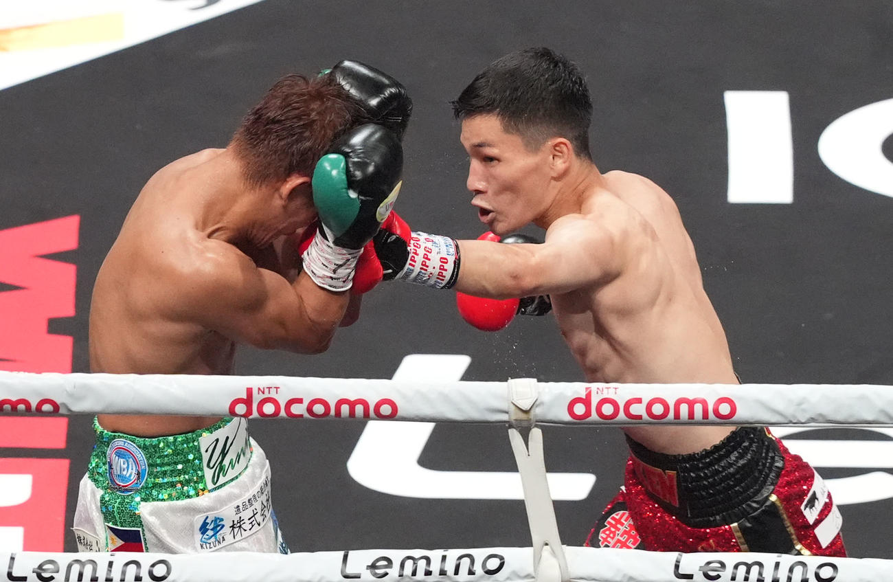 3回、松本（右）は高田にパンチを放つ（撮影・森本幸一）