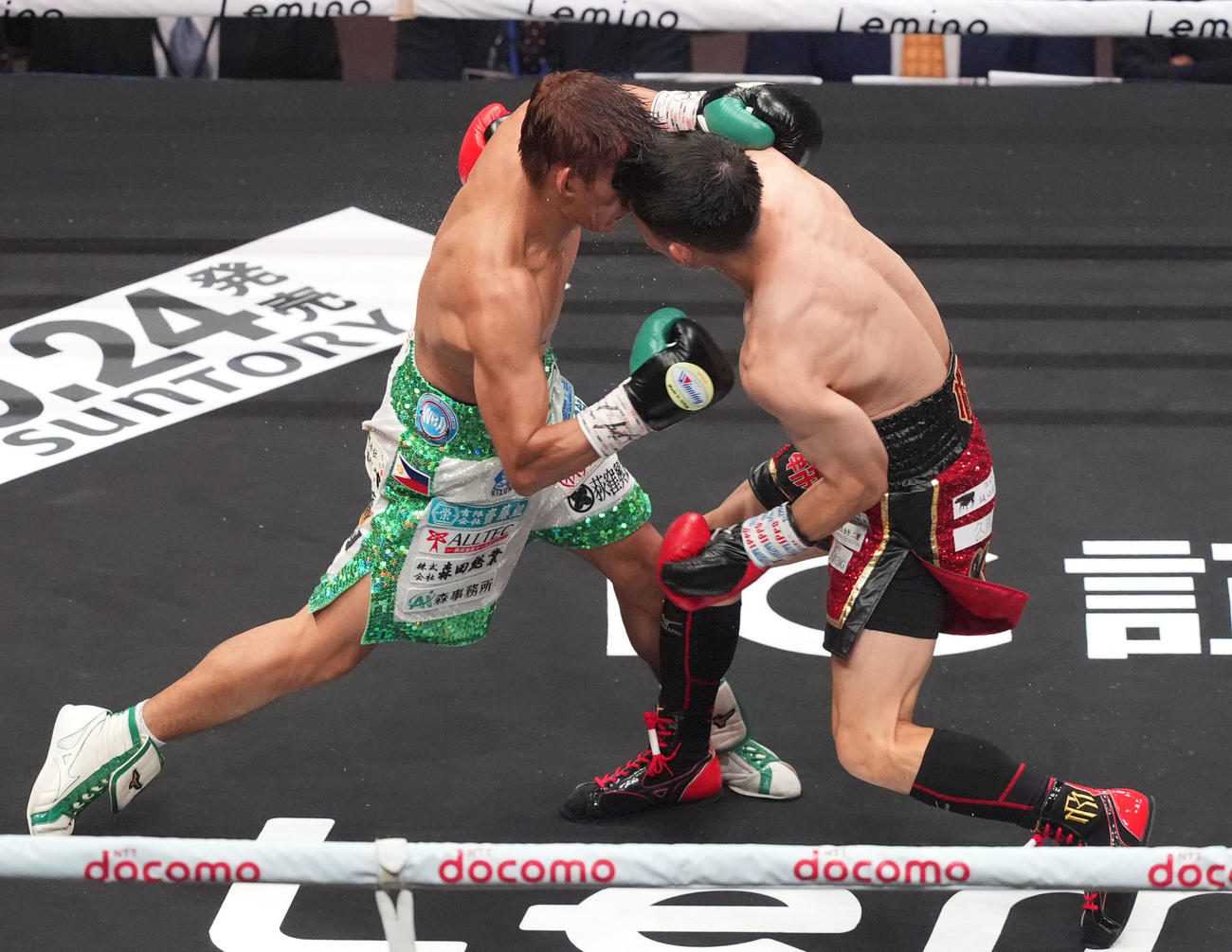 5回、高田（左）は松本に偶然のバッティングを受ける（撮影・森本幸一）