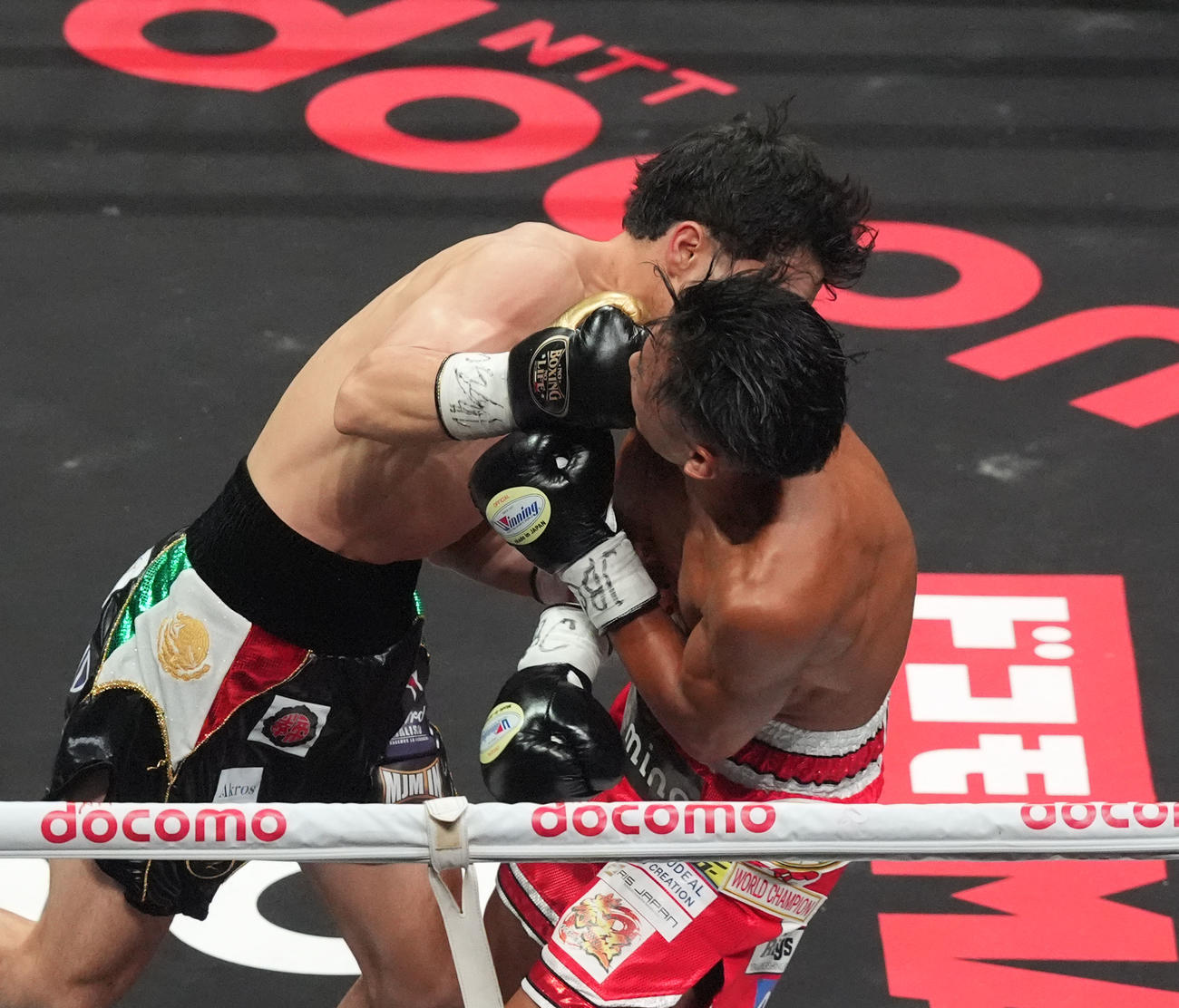 1回、武居（右）はメディナのパンチでダウンする（撮影・森本幸一）