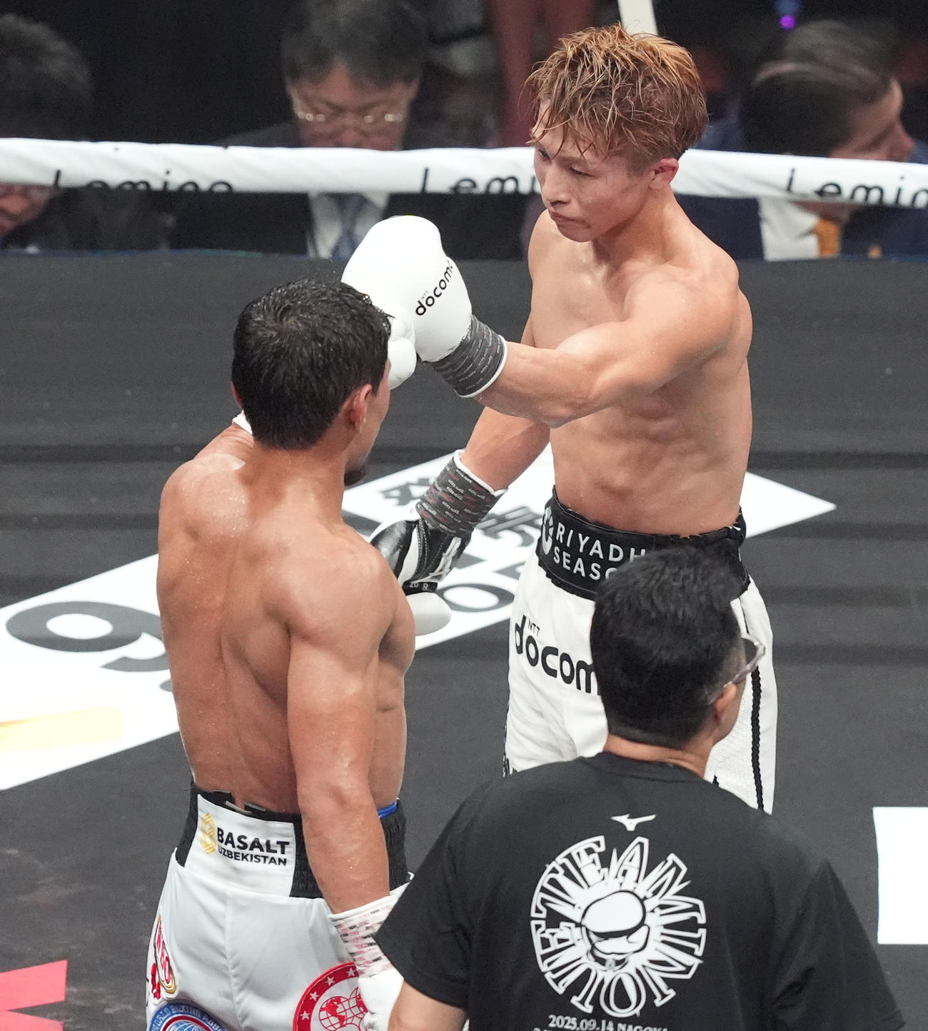 12回終了、井上（右）はアフマダリエフと健闘をたたえ合う（撮影・森本幸一）