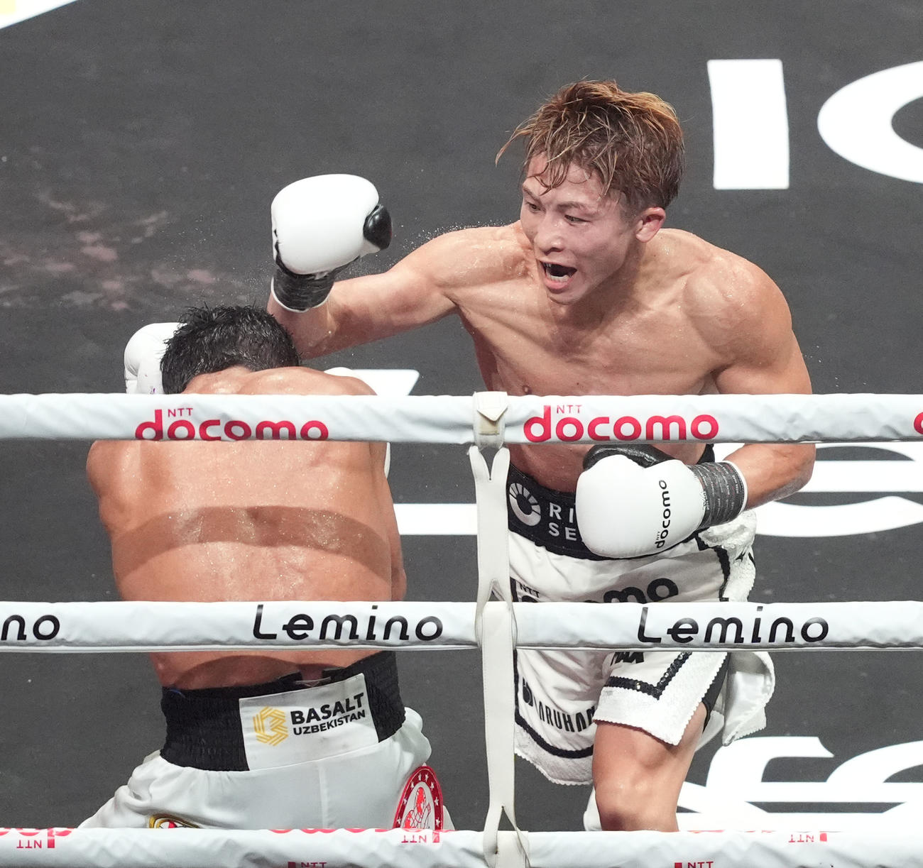 11回、井上（右）はアフマダリエフにパンチを放つ（撮影・森本幸一）