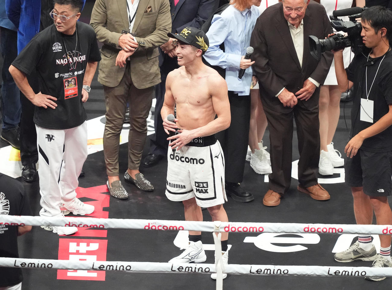 井上（中央）は中谷に呼びかける（撮影・森本幸一）