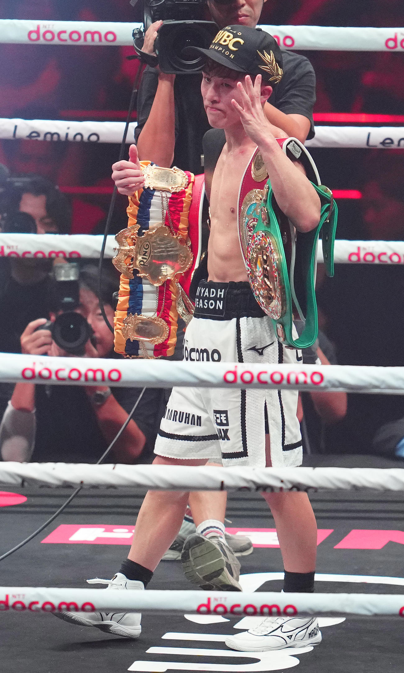 判定勝ちで防衛し、声援に応える4団体統一スーパーバンタム級王者の井上（撮影・鈴木みどり）