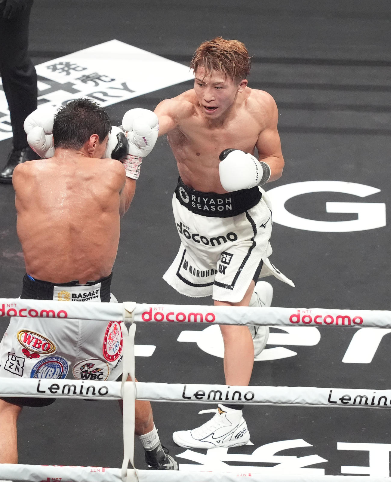 11回、井上（右）はアフマダリエフにパンチを放つ（撮影・森本幸一）