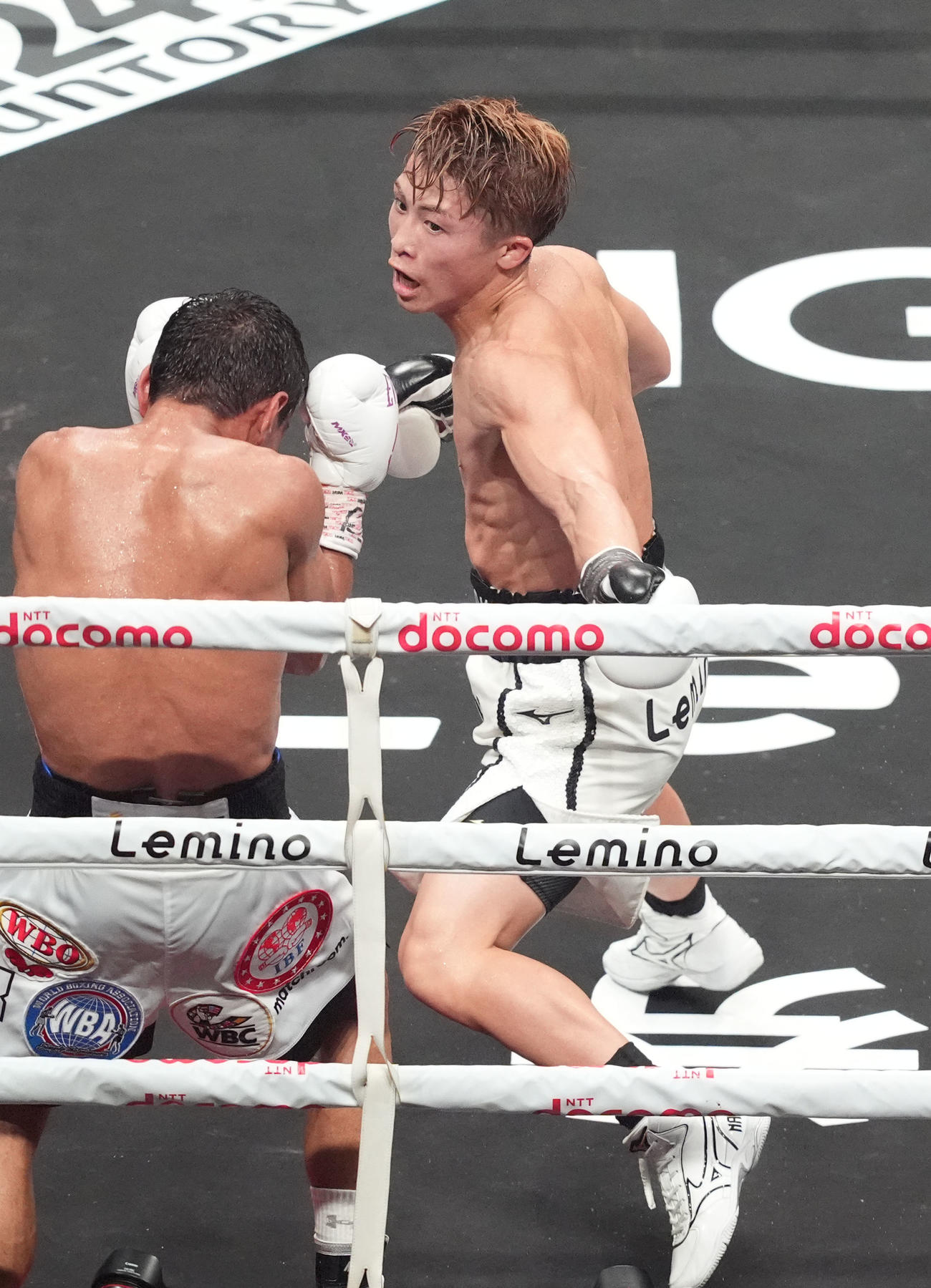 11回、井上（右）はアフマダリエフにパンチを放つ（撮影・森本幸一）