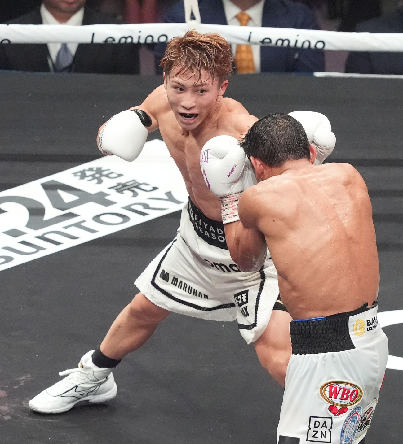 12回、井上（左）はアフマダリエフにパンチを放つ（撮影・森本幸一）