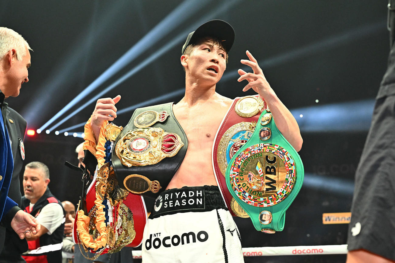 アフマダリエフに判定勝ちし5本のベルトを両肩にかける井上（撮影・滝沢徹郎）