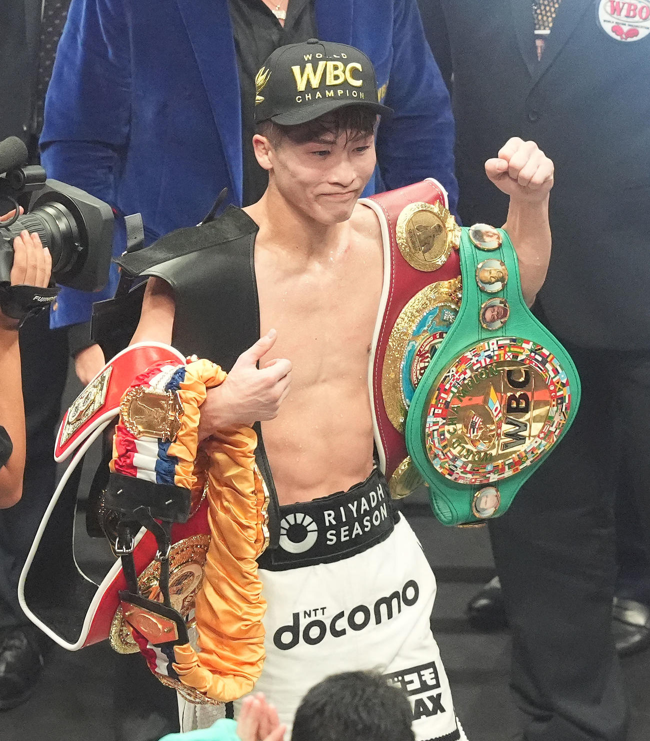 井上はアフマダリエフに判定勝利を収める（撮影・森本幸一）