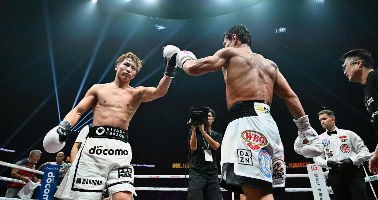 試合後、井上（左）はアフマダリエフと健闘をたたえ合う（撮影・滝沢徹郎）