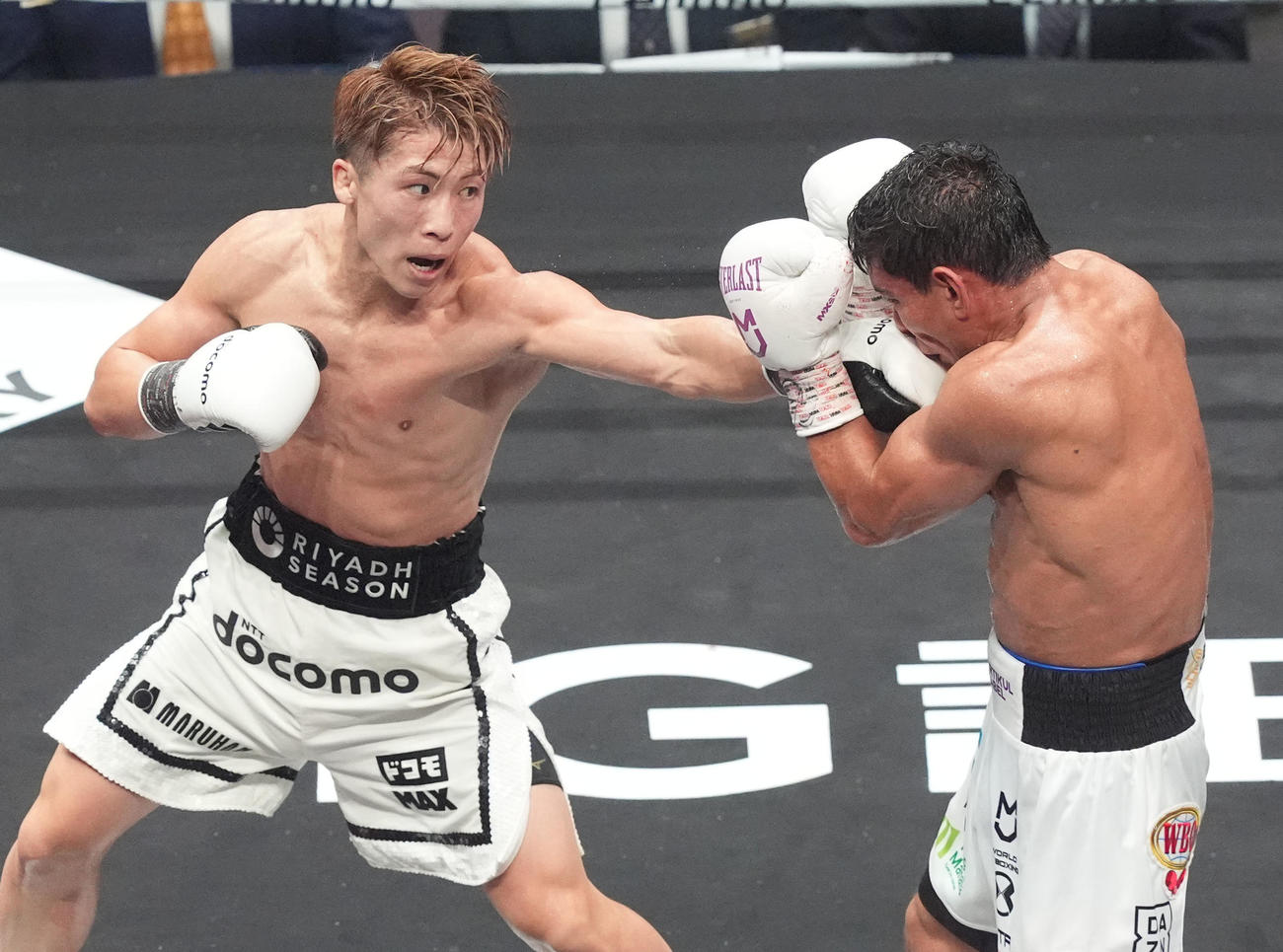 9回、井上（左）はアフマダリエフにパンチを放つ（撮影・森本幸一）