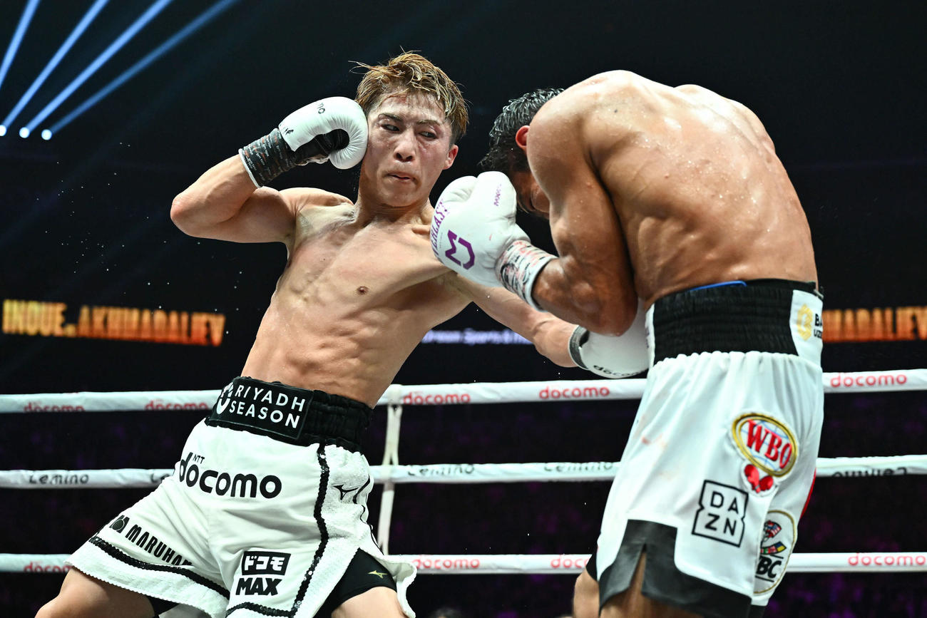 10回、井上（左）はアフマダリエフのボディにパンチを打ち込む（撮影・滝沢徹郎）