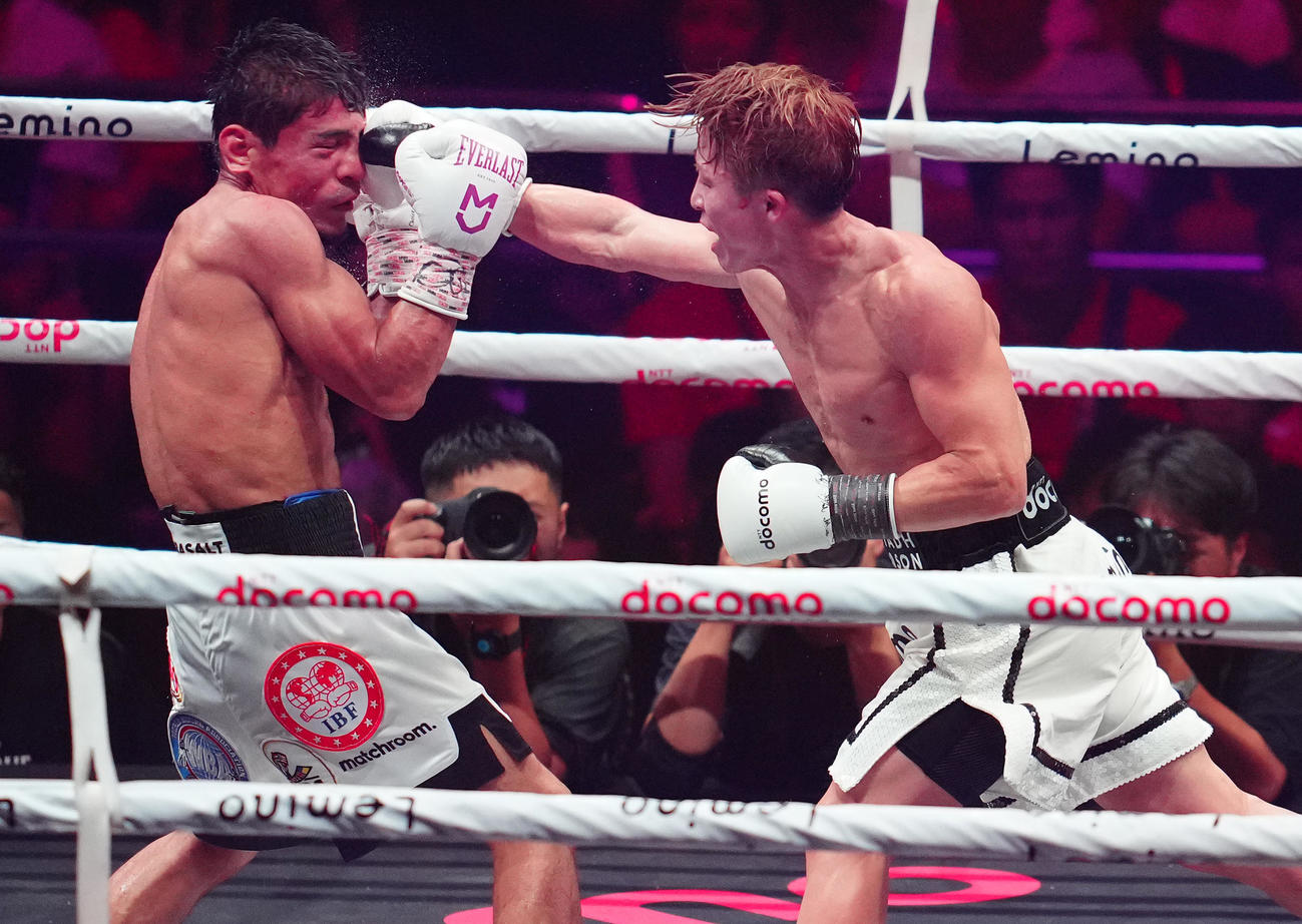 12回、アフマダリエフ（左）の顔面にパンチを見舞う井上（撮影・鈴木みどり）