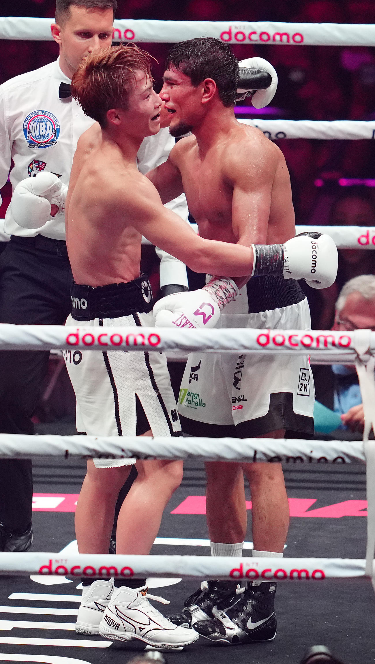 12回を終え、アフマダリエフ（右）と健闘をたたえ合う井上（撮影・鈴木みどり）