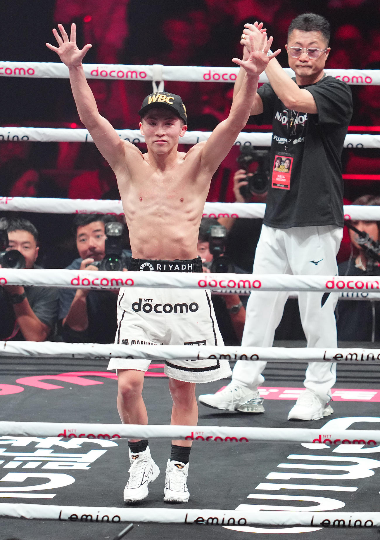 判定勝ちで防衛し、声援に応える4団体統一スーパーバンタム級王者の井上（撮影・鈴木みどり）