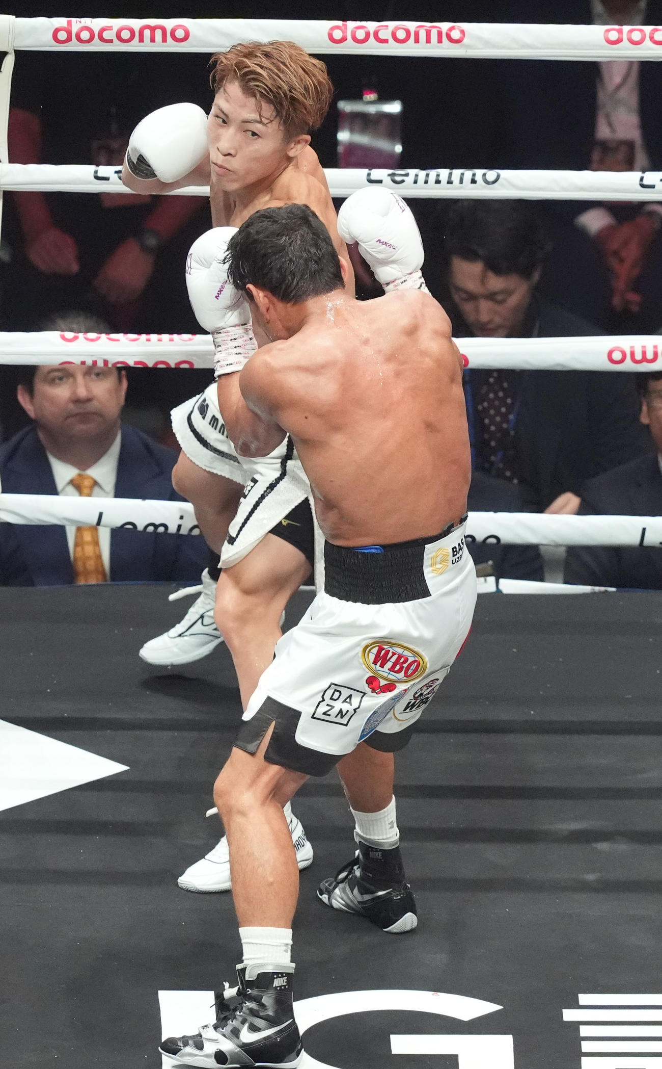 6回、井上（左）はアフマダリエフにパンチを放つ（撮影・森本幸一）