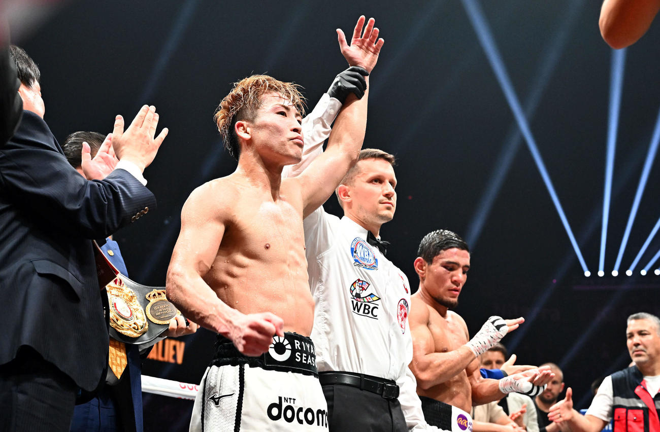 判定でアフマダリエフ（後方）に勝利し防衛に成功した井上（撮影・滝沢徹郎）
