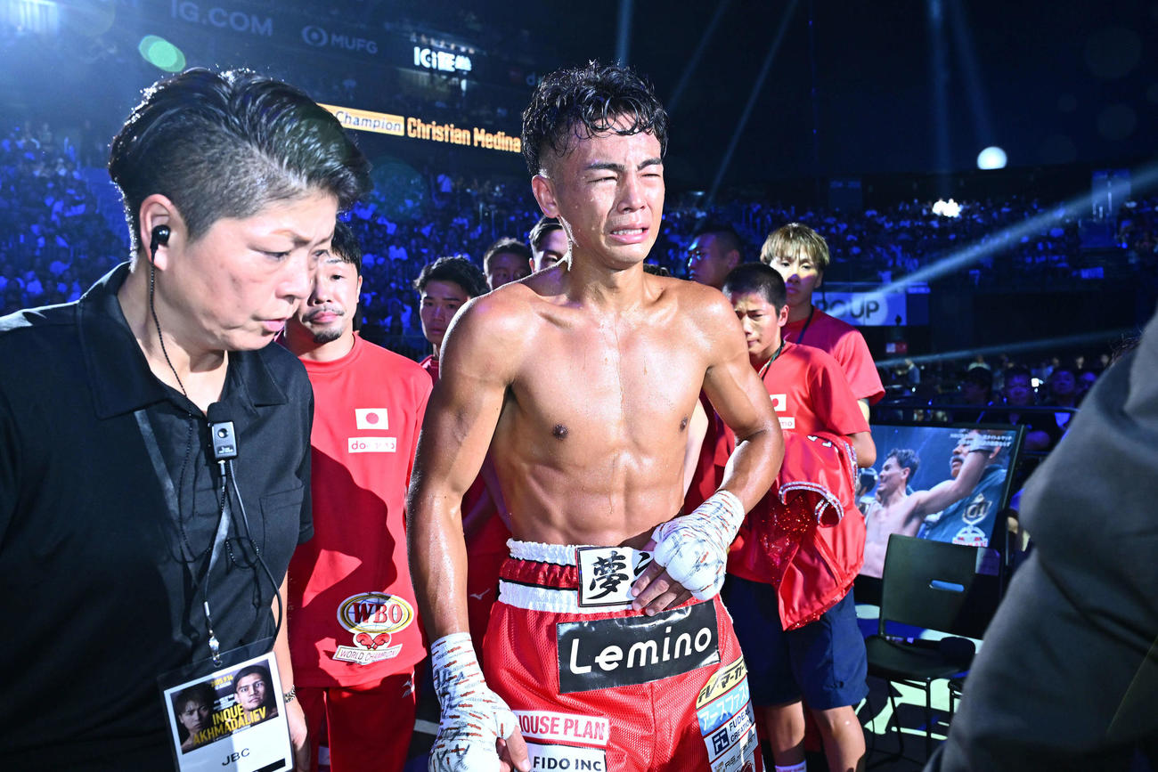 防衛に失敗し悔し涙を流す武居（撮影・滝沢徹郎）