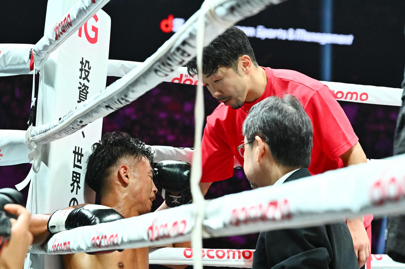 防衛に失敗し悔し涙を流す武居（左）と寄り添う八重樫トレーナー（撮影・滝沢徹郎）