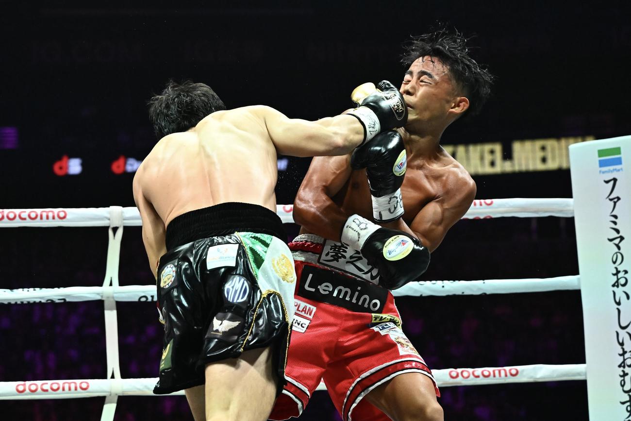 1回、武居（右）はメディナにパンチを食らいダウンを奪われる（撮影・滝沢徹郎）