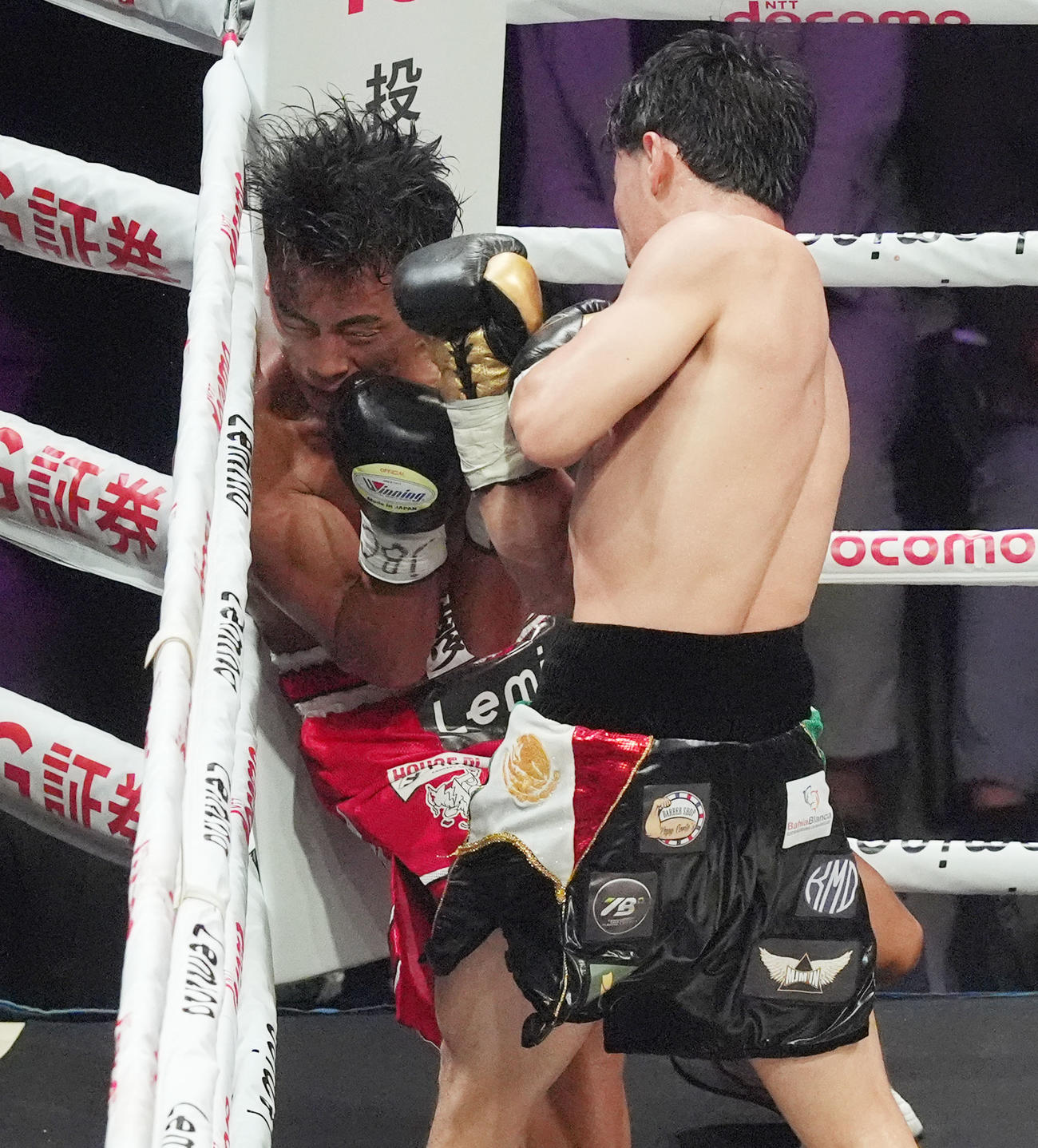 4回、武居（左）はメディナにパンチを打ち込まれる（撮影・森本幸一）