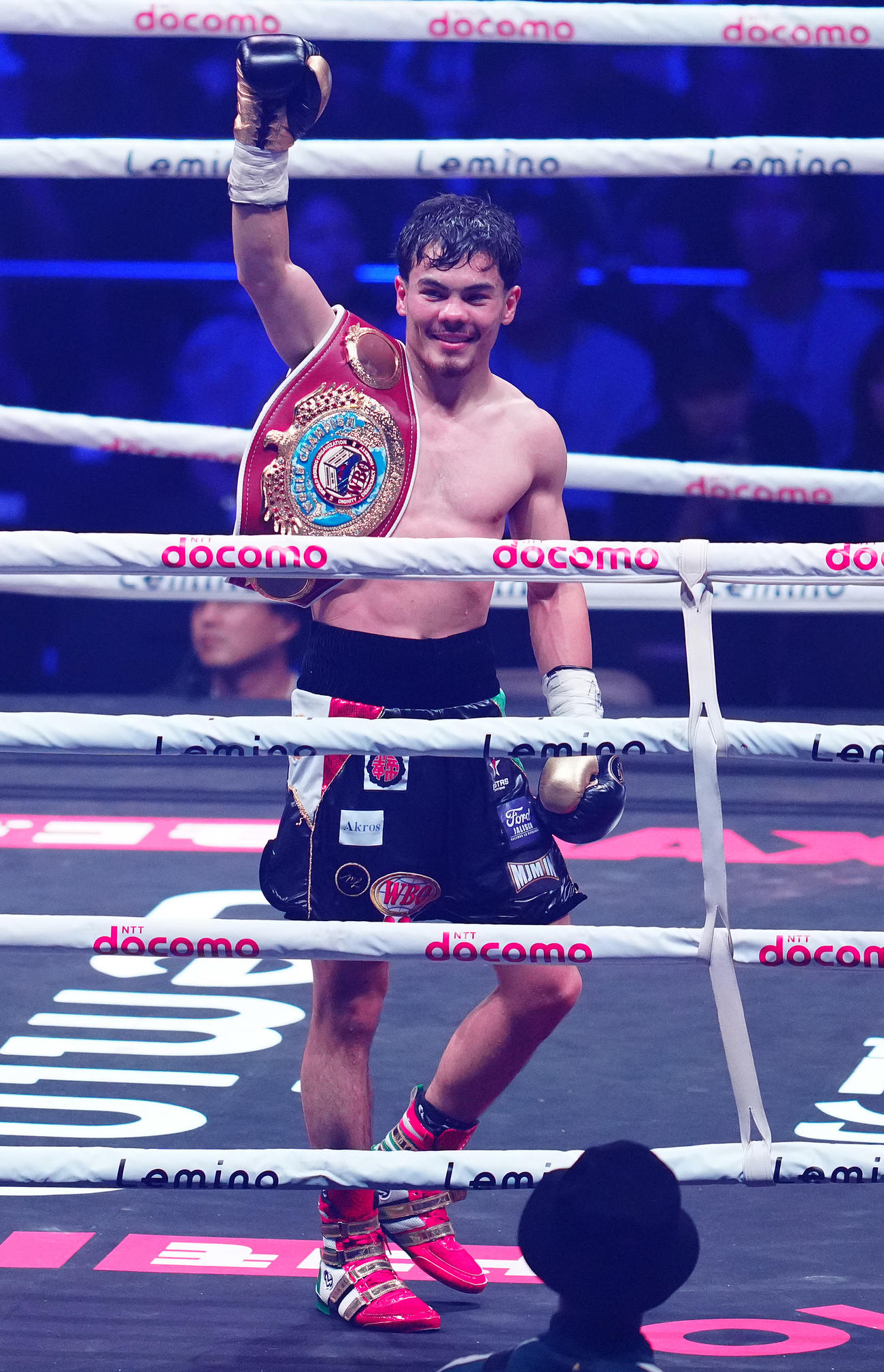 武居に4回TKO勝ちし、声援に応えるWBO世界バンタム級新王者のメディナ（撮影・鈴木みどり）