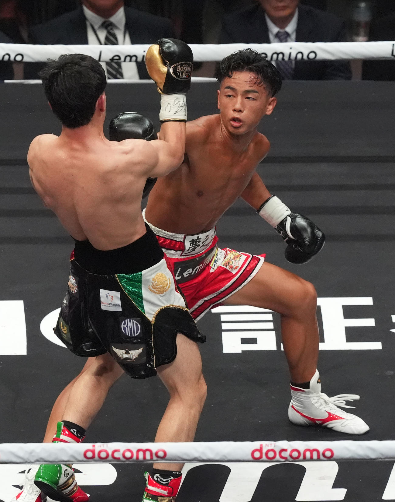 3回、武居（右）はメディナにパンチを放つ（撮影・森本幸一）