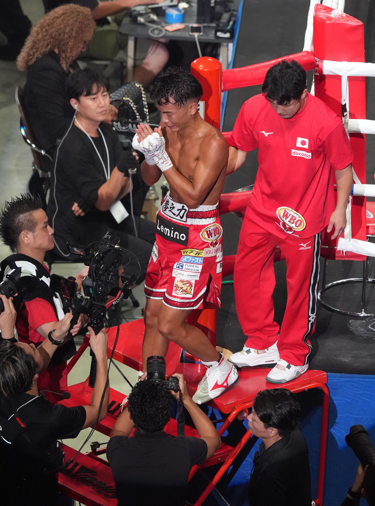 武居（右から2人目）はメディナにTKOで敗れリングを降りる（撮影・森本幸一）