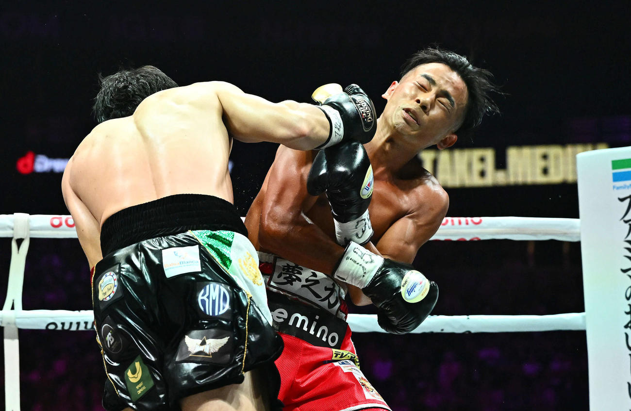 1回、武居（右）はメディナのパンチを食らいダウンを奪われる（撮影・滝沢徹郎）