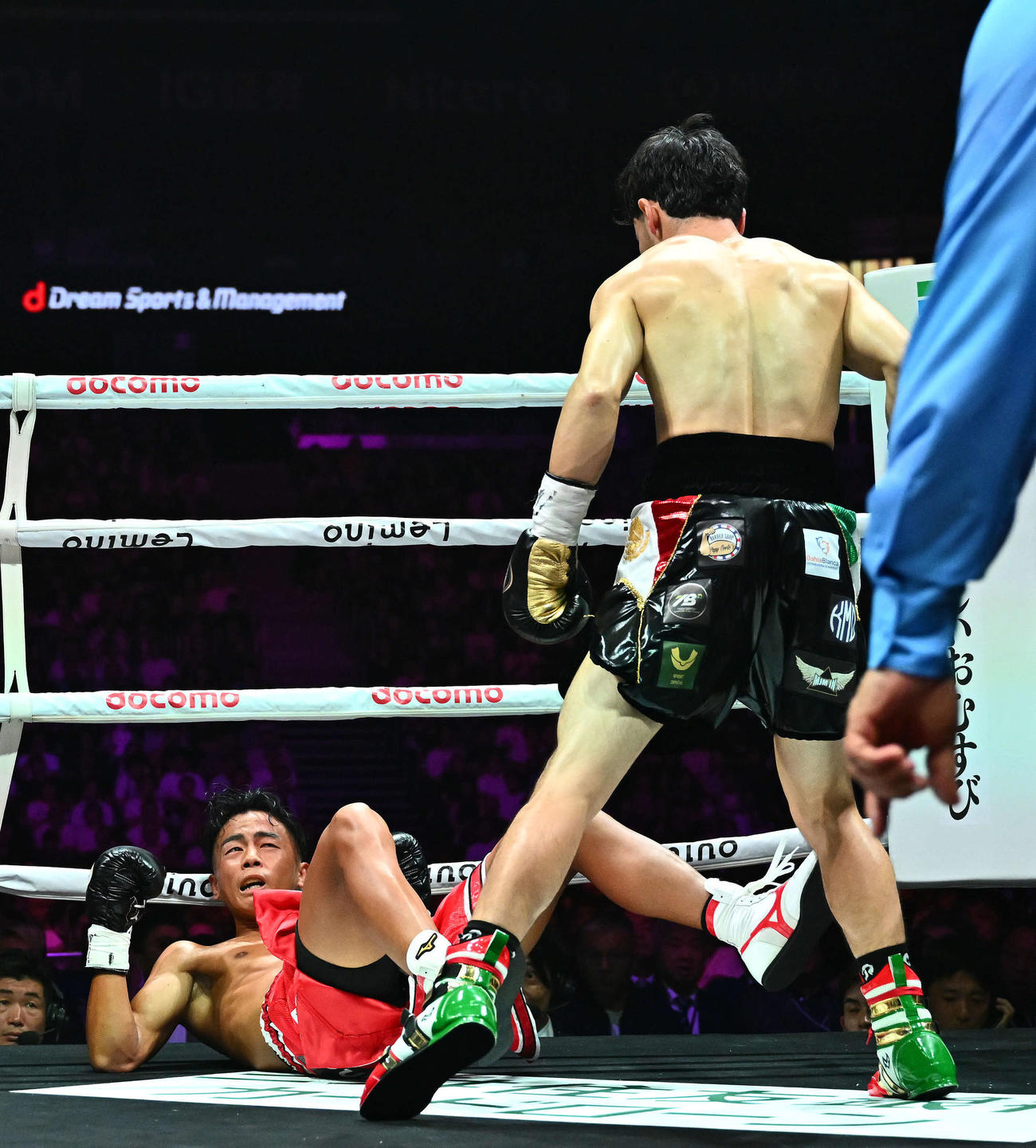 1回、武居（後方）はメディナにダウンを奪われる（撮影・滝沢徹郎）