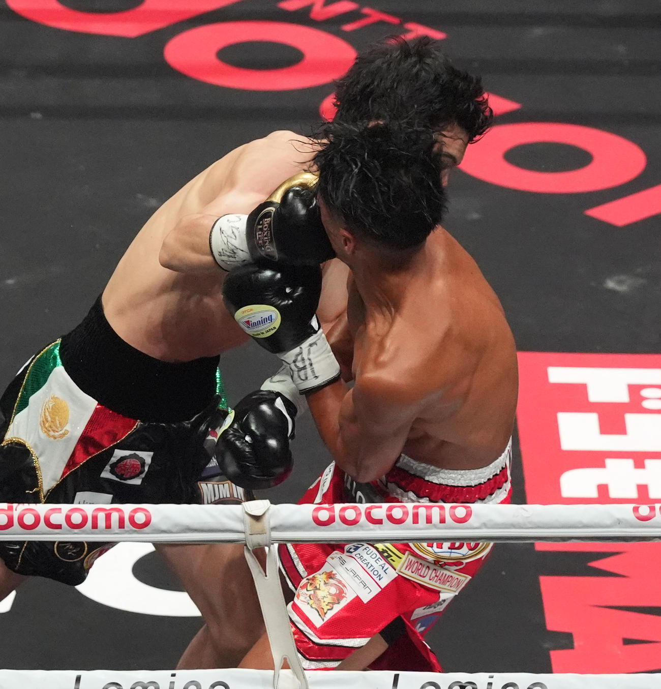 1回、武居（右）はメディナのパンチでダウンする（撮影・森本幸一）