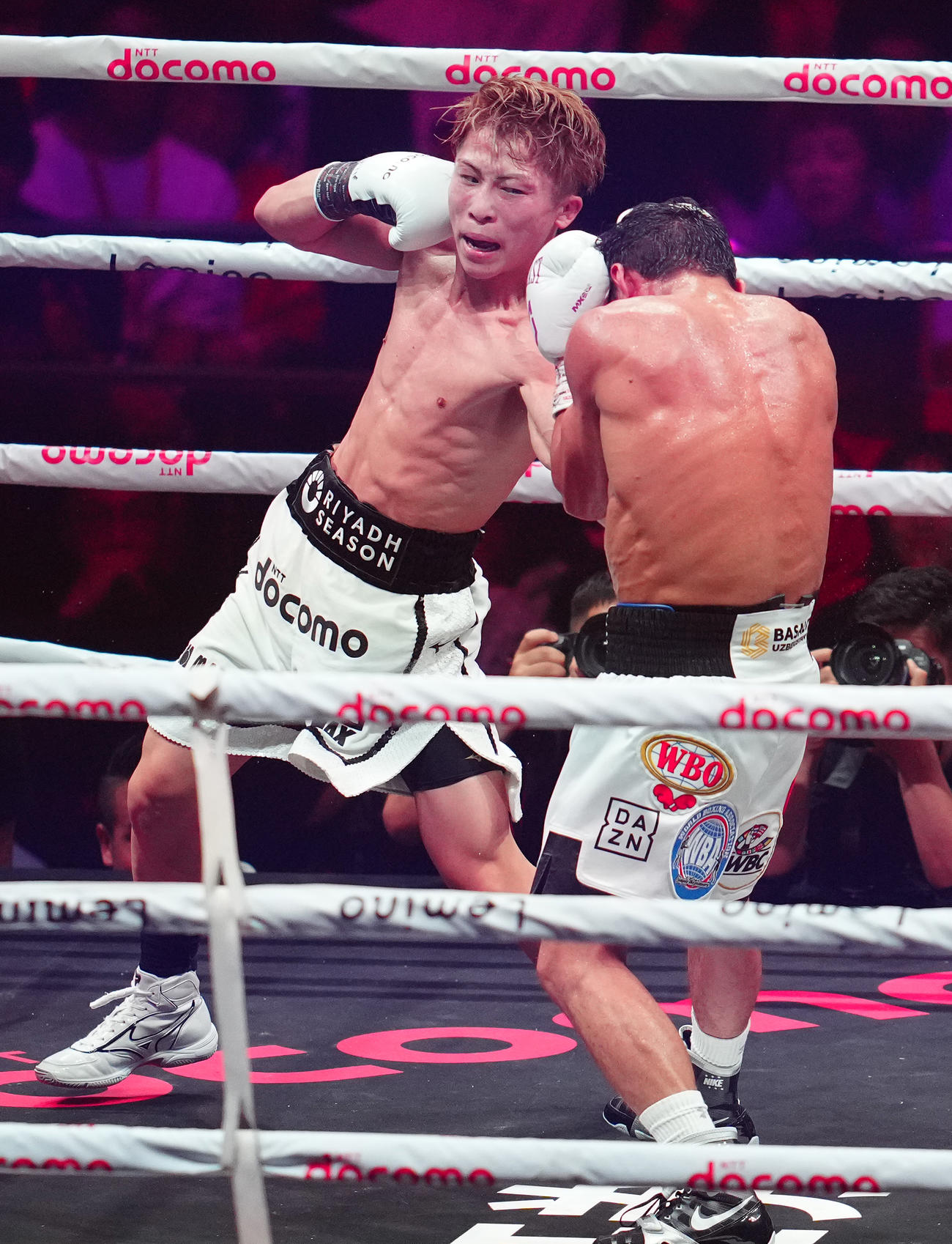 6回、アフマダリエフ（右）を攻める井上（撮影・鈴木みどり）