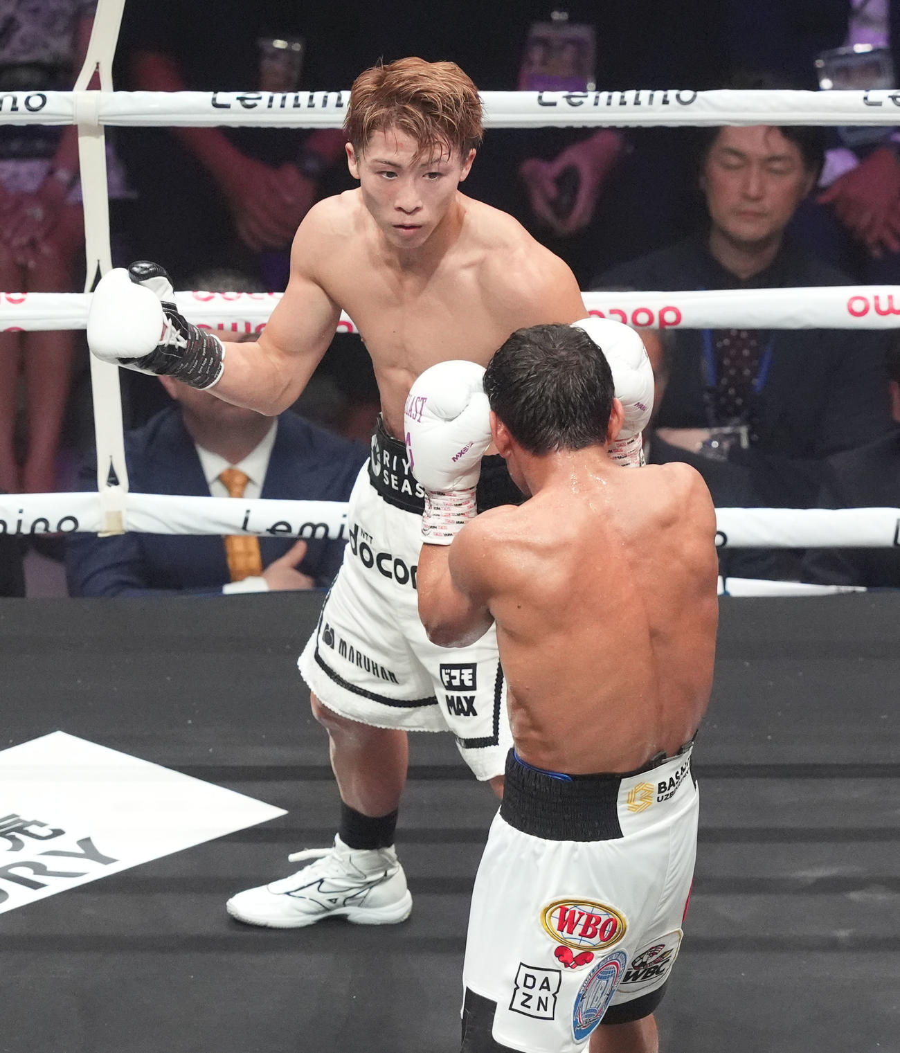 6回、井上（左）はアフマダリエフを挑発する（撮影・森本幸一）