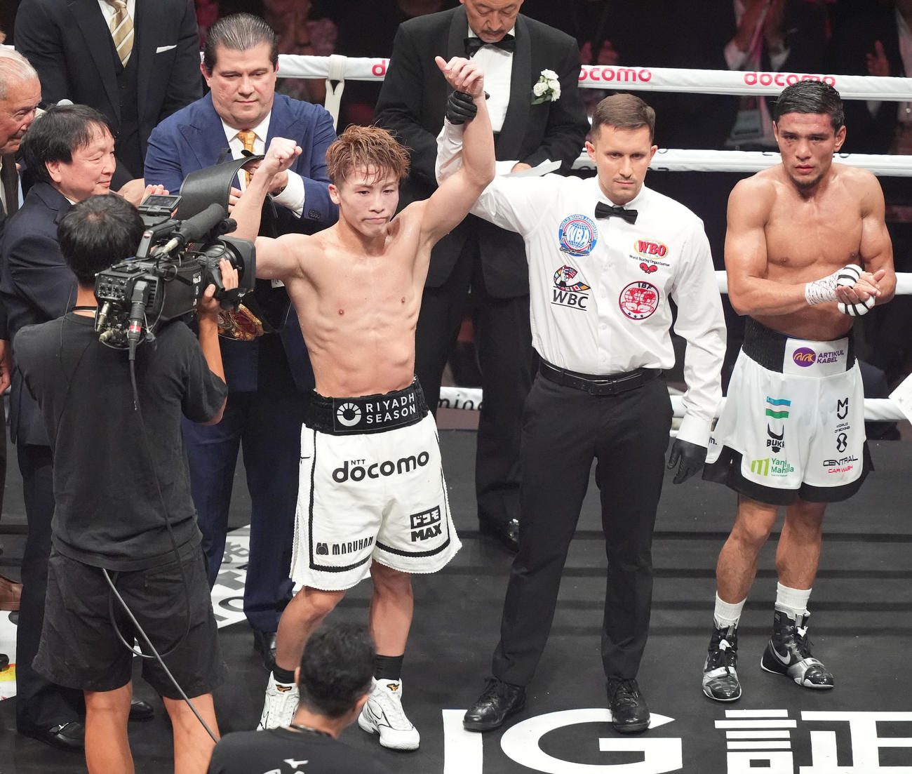井上（右から3人目）はアフマダリエフに判定勝利を収める（撮影・森本幸一）