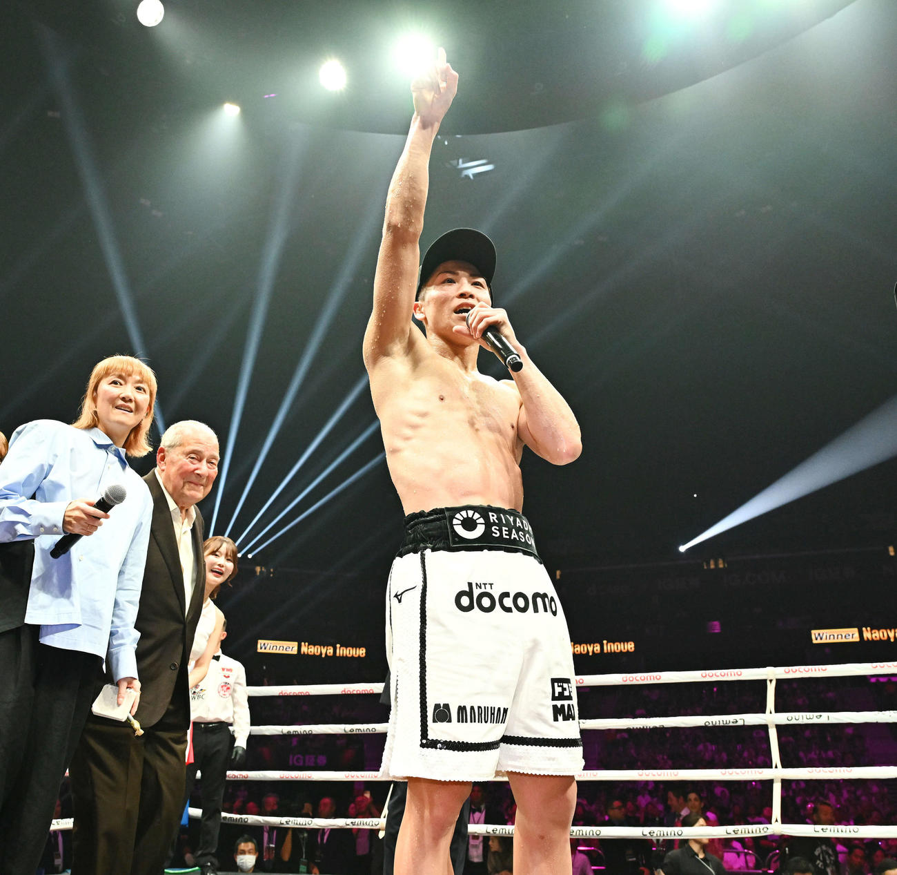 アフマダリエフに勝利し、観戦した中谷に対戦を求める井上（撮影・滝沢徹郎）