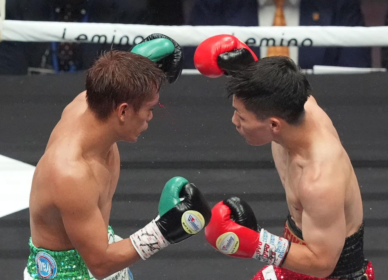 5回、高田（左）は松本の偶然のバッティングで出血する（撮影・森本幸一）