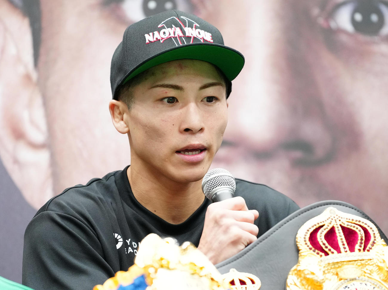 試合後の会見に臨む井上（撮影・鈴木みどり）