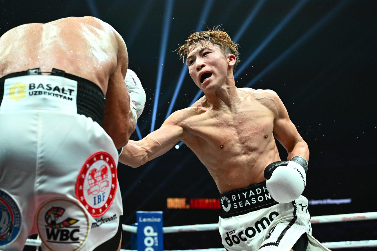 12回、井上（右）はアフマダリエフのボディにパンチを打ち込む（撮影・滝沢徹郎）