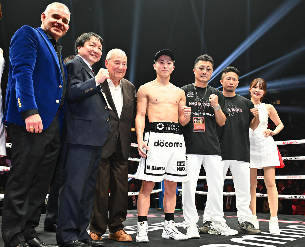 アフマダリエフに判定勝ちし記念撮影する井上（中央）ら。左2人目から大橋会長、ボブ・アラム、1人置いて父の真吾トレーナー、弟の拓真（撮影・滝沢徹郎）