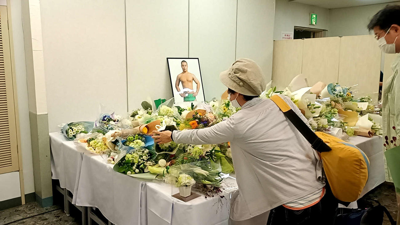 長尾一大心さんのために献花するファン