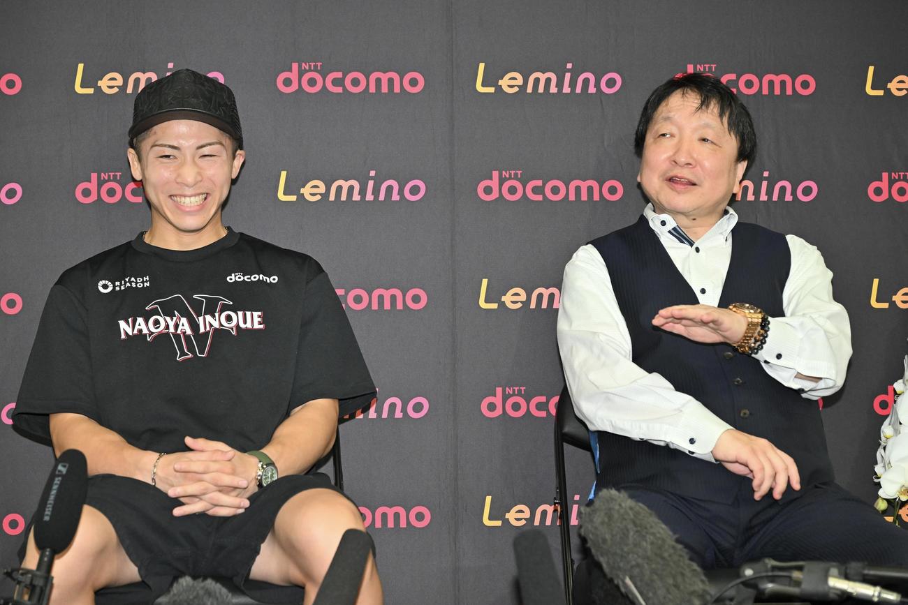 4団体統一スーパーバンタム級タイトルマッチから一夜明け、会見で笑顔の井上（左）と大橋会長（撮影・滝沢徹郎）