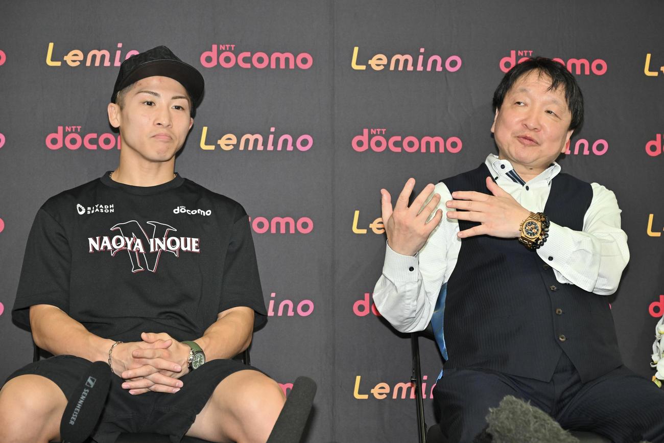 4団体統一スーパーバンタム級タイトルマッチから一夜明け、会見する井上（左）と大橋会長（撮影・滝沢徹郎）