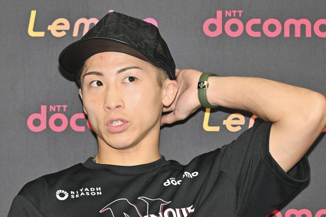 4団体統一スーパーバンタム級タイトルマッチから一夜明け会見に臨む井上（撮影・滝沢徹郎）