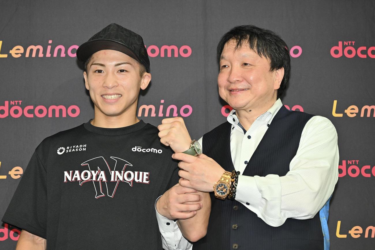 4団体統一スーパーバンタム級タイトルマッチから一夜明け、会見で記念撮影する井上（左）と大橋会長（撮影・滝沢徹郎）