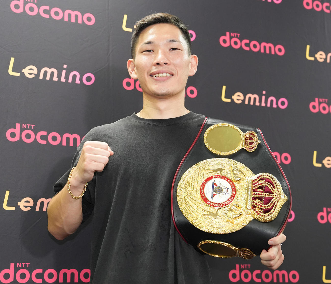 一夜明け会見で笑顔のWBA世界ミニマム級王者の松本（撮影・鈴木みどり）