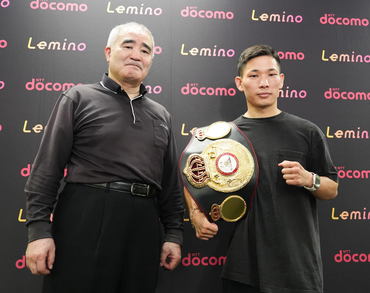 一夜明け会見を終え、浜田会長（左）と写真に納まるWBA世界ミニマム級王者の松本（撮影・鈴木みどり）