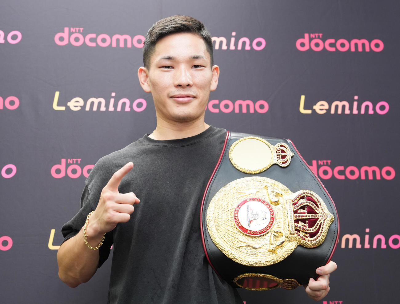 一夜明け会見を終え、笑顔で写真に納まるWBA世界ミニマム級王者の松本（撮影・鈴木みどり）