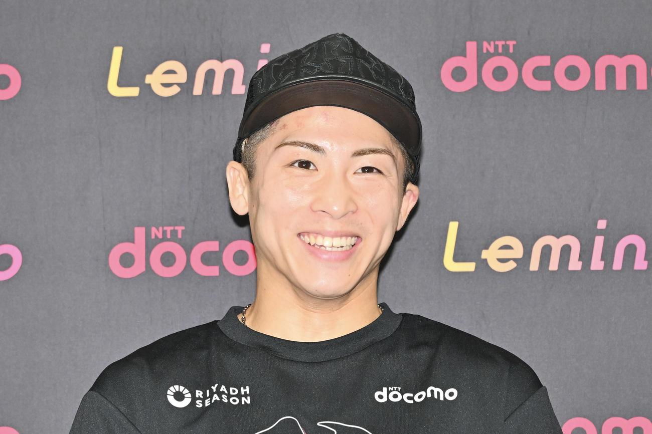 4団体統一スーパーバンタム級タイトルマッチから一夜明け会見に臨む井上（撮影・滝沢徹郎）