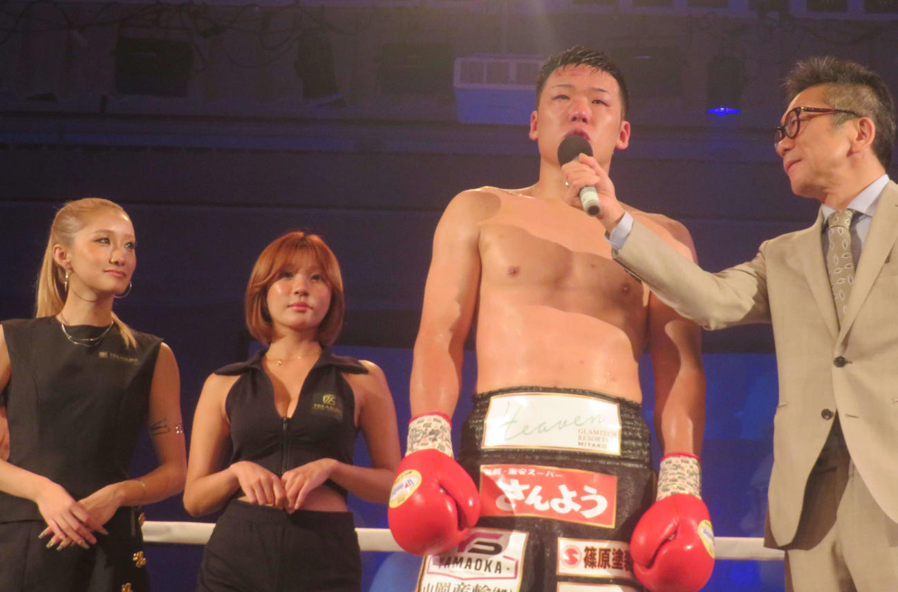 日本ミドル級挑戦者決定戦で勝利し、インタビューを受ける同級1位竹迫司登（左から3番目）