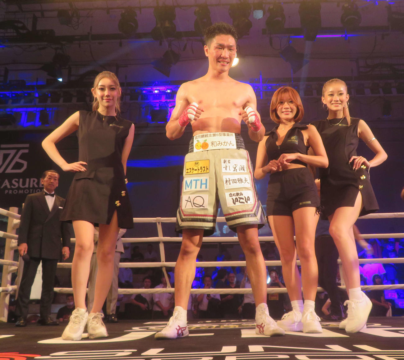無敗の前日本ユース・バンタム級王者金城隼平に逆転KO勝ちを収めた前東洋太平洋同級王者栗原慶太（左から2番目）